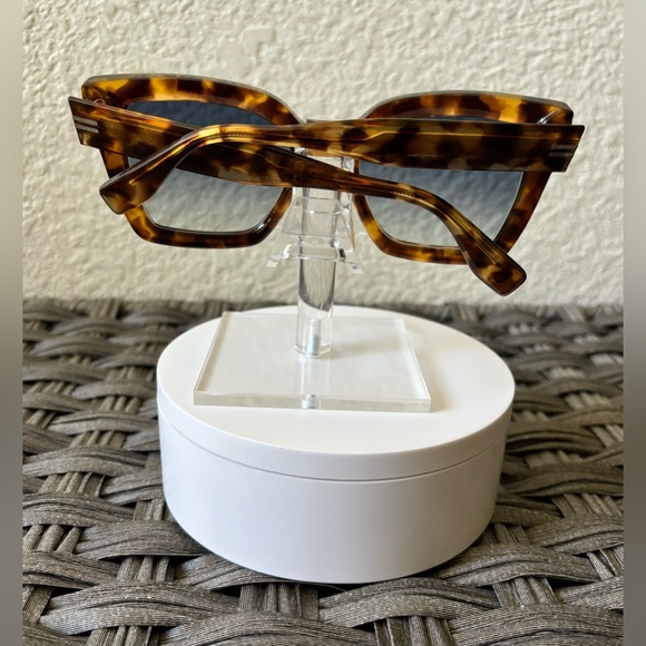 SOLD*Marc Jacobs Tortoise Sunglasses 🤎✨ - Picture 4 of 7